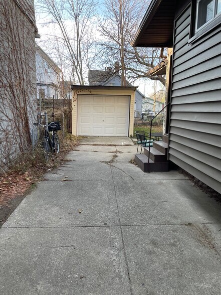 Building Photo - 2303 Althen Ave