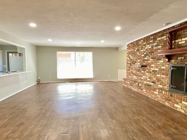 Building Photo - Large 2 Bed 2 Bath off NW 63rd & N. Villa ...