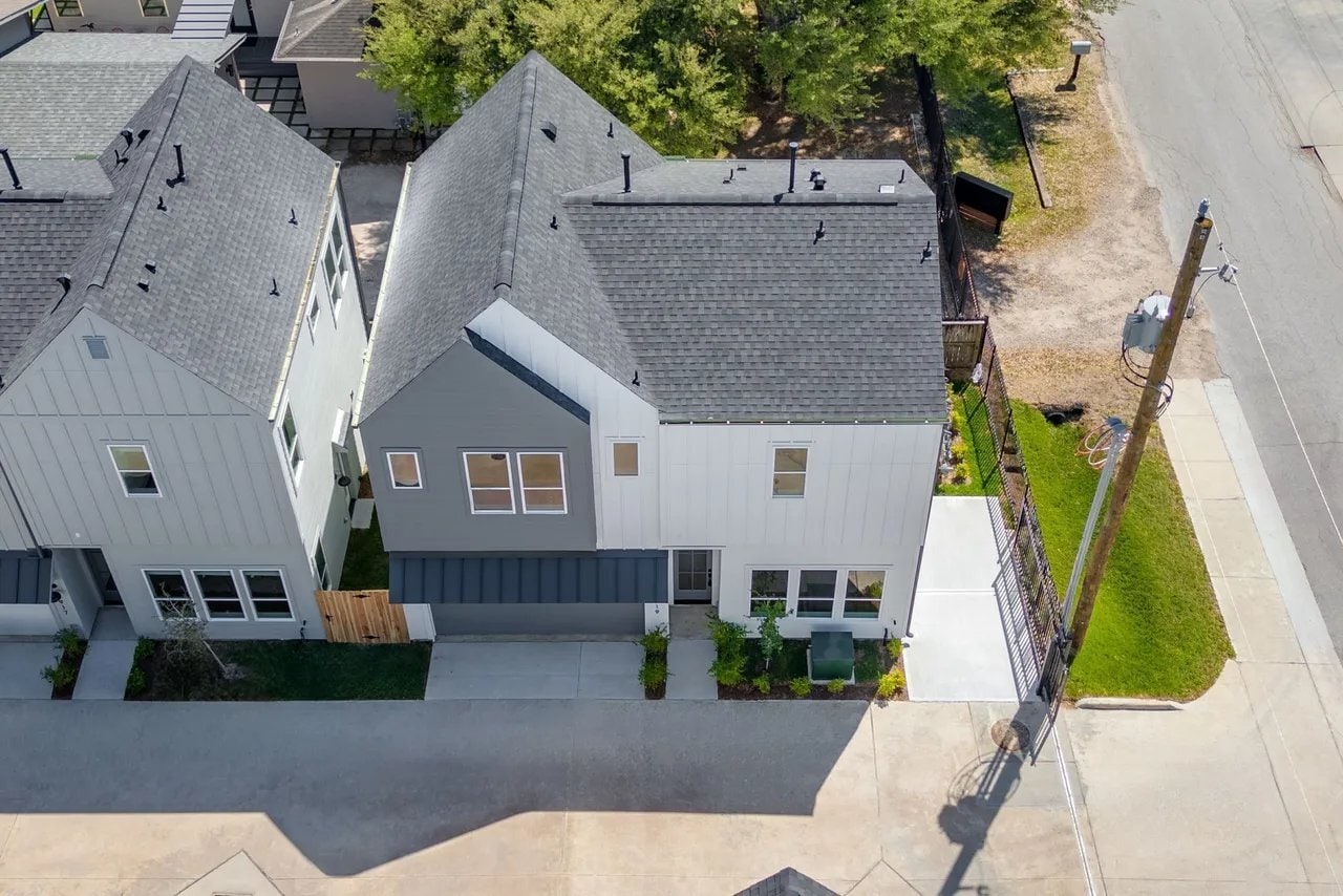Building Photo - 8905 Laverne St