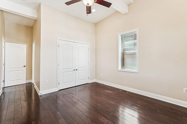 Building Photo - Charming and very Spacious 3 BR/3.5 BTH in...