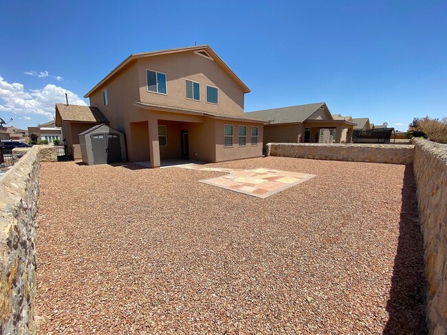 Building Photo - East El Paso LARGE 4 bed Refrig A/C!