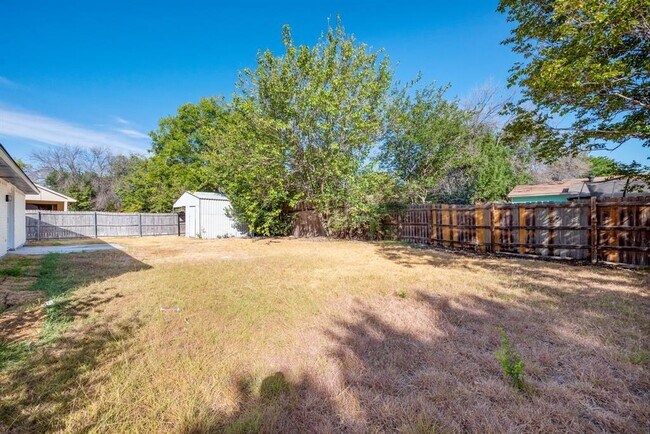 Building Photo - 2215 Overbrook Dr