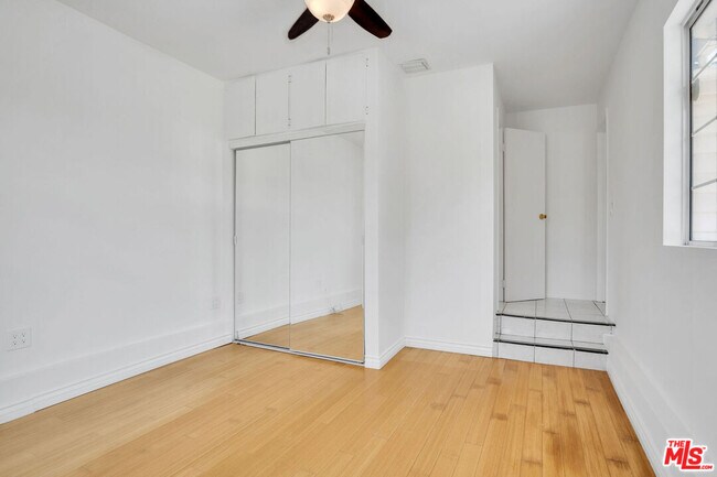 Building Photo - 8333 Glencrest Dr