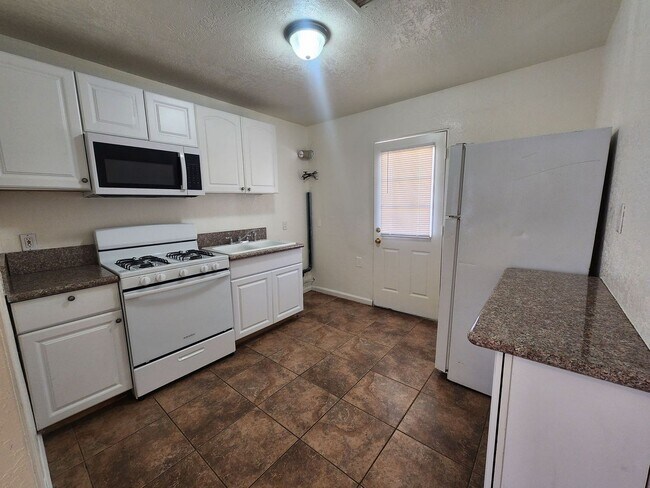 Building Photo - Yucca Ave 6686-6688