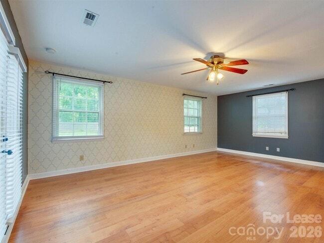 Building Photo - 2329 Kingsbury Dr