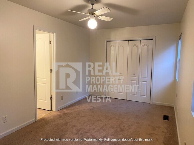 Building Photo - 627 Maplewood Dr