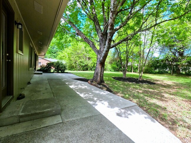 Building Photo - RANCH WITH LARGE LOT IN W. KNOX-CRESTWOOD ...