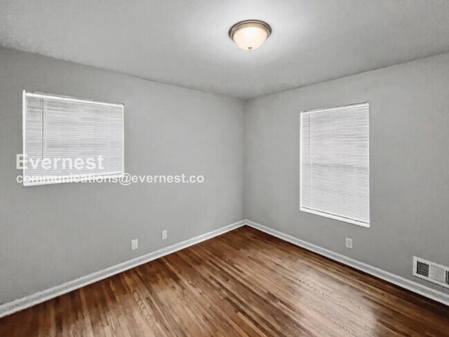 Building Photo - 3 Bed, 1.5 Bath Home with Carport / Pet-Friendly / Vouchers Accepted / Available Now!