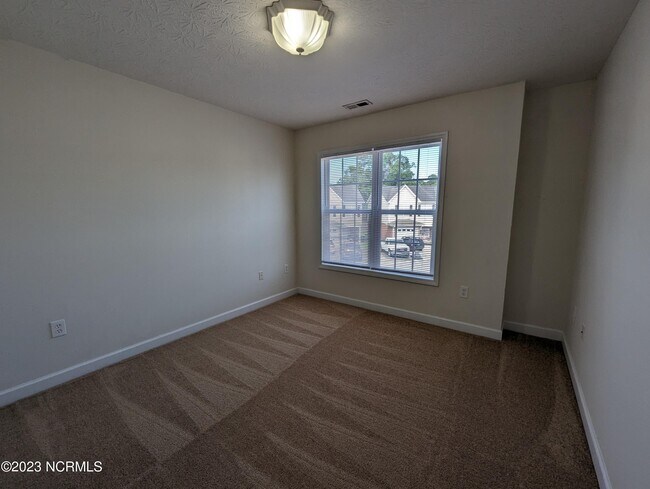 Building Photo - 6010 Larson Pl