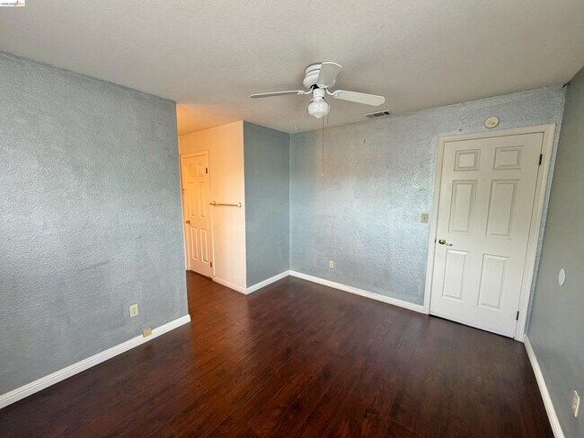 Building Photo - 7 Goldmeadow Ct