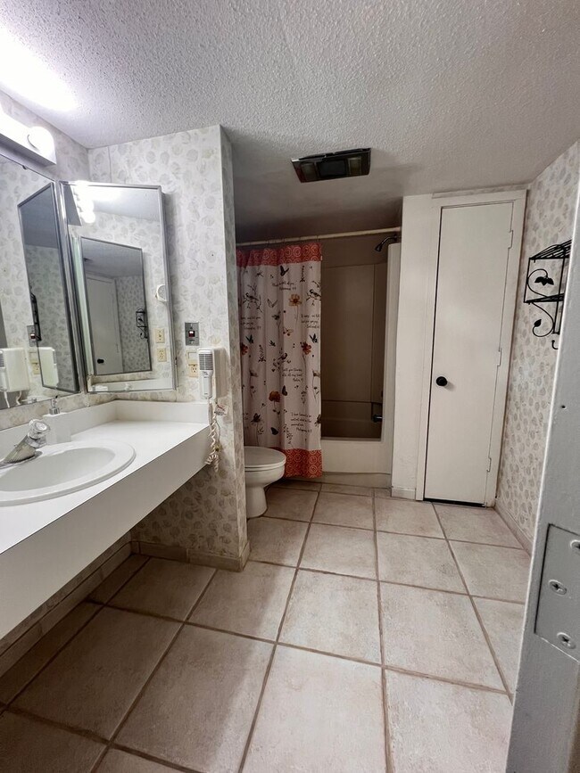 Building Photo - 602 Olde Camelot Cir