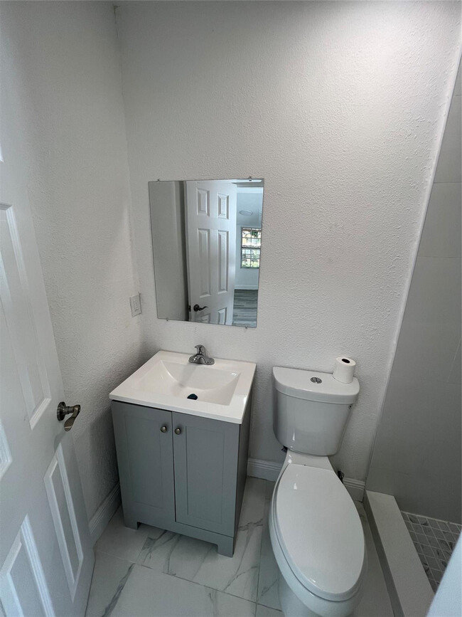 Building Photo - 5615 SW 40th St