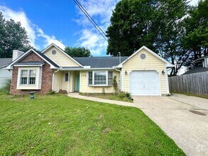 Building Photo - Renovated 3 Bedroom 2 Bath in Hendersonvil...