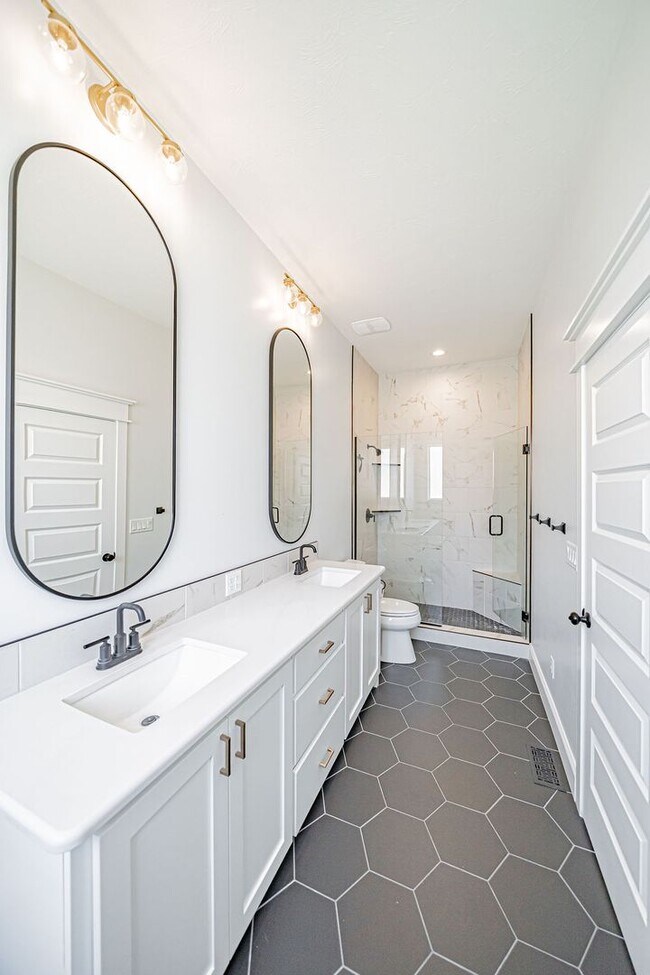Building Photo - Stunning 5-Bed, 3-Bath Home in a Desirable...