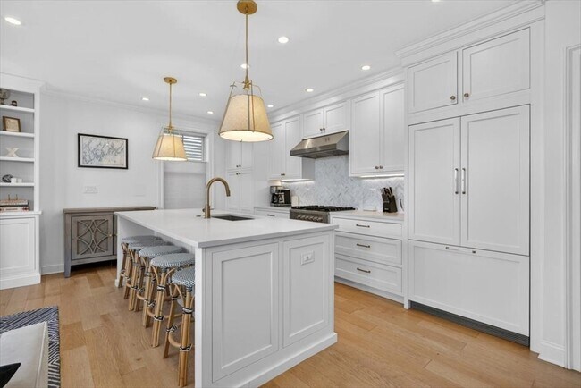 Building Photo - 521 E 8th St