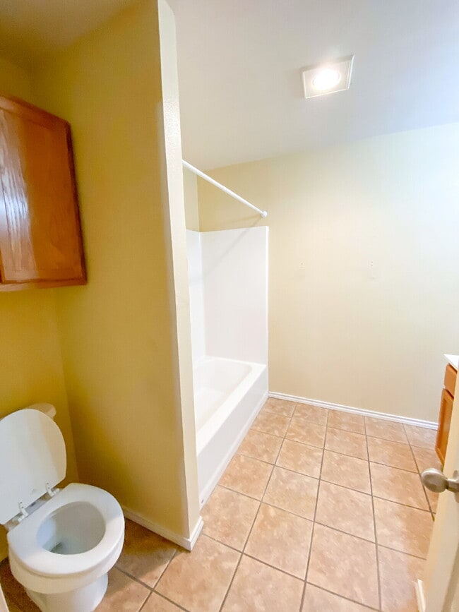 Building Photo - Spacious 3 Bedroom Duplex in Cooper!