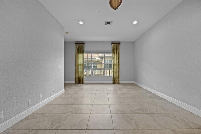 Building Photo - 4902 Vine Cliff Way E