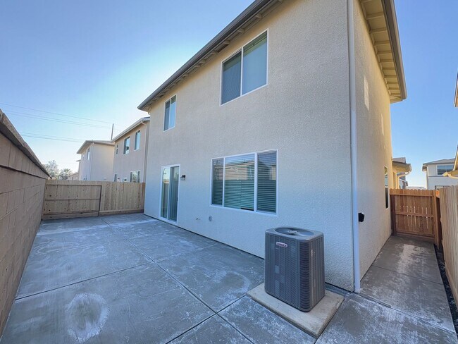 Building Photo - Newly built Woodside home located in Huckl...