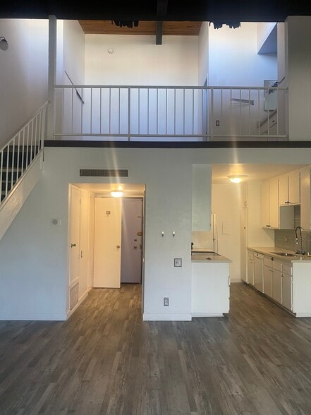 Primary Photo - 5460 White Oak Ave