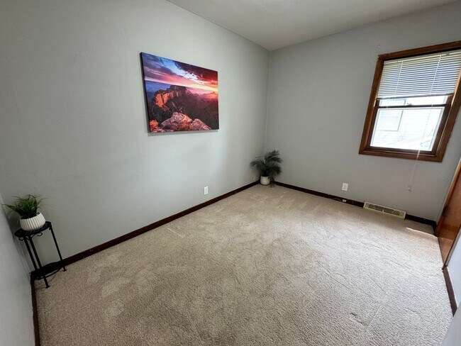 Building Photo - 3 Bed, 1 Bath Home for rent in Elk Run Heights