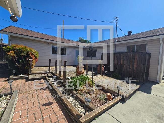 Building Photo - 4/2 House With Yard, Hardwood Floors, Pets...