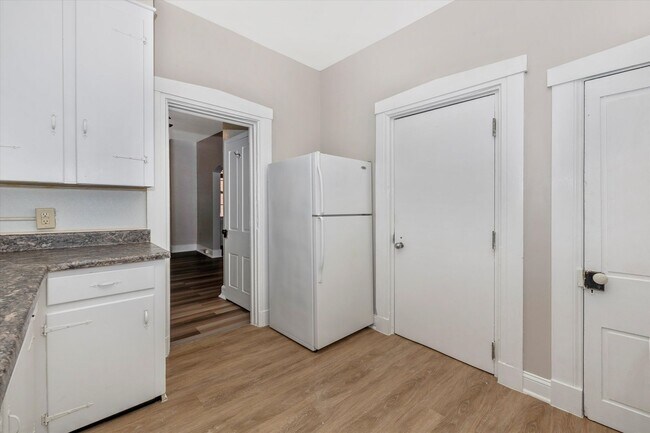 Building Photo - 4 S Westside Ave