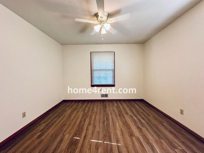 Building Photo - Charming Duplex Style Home with New Paint, Updated Floors, Finished Basement and a Quiet Back Patio!