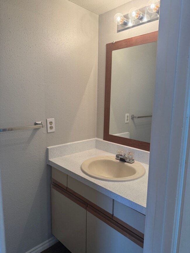 Building Photo - River Crossing - Near Downtown - 2BD /2.5BA - Townhome - Yard - Pet Friendly