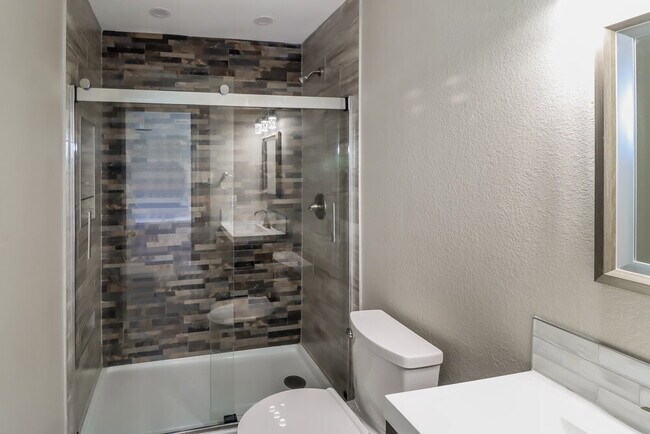 Building Photo - 121 Camellia Dr