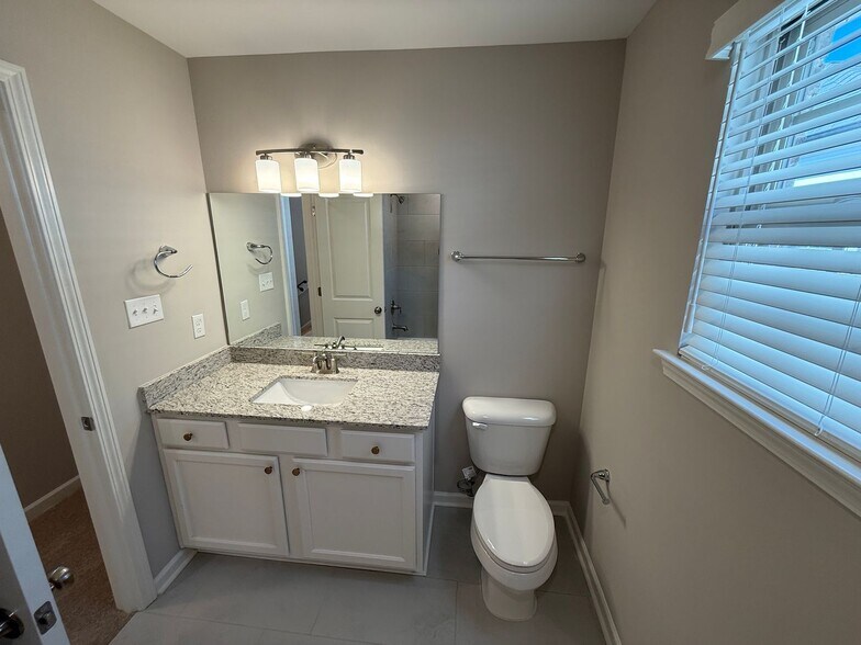 Building Photo - 592 Holden Dr