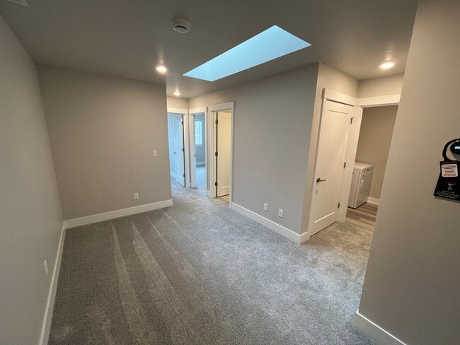 Building Photo - Beautiful 3 Bed/2.5 Bath Townhome - Community Pool and Fitness Center!