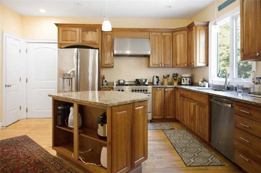 Building Photo - 37 Seabury Dr