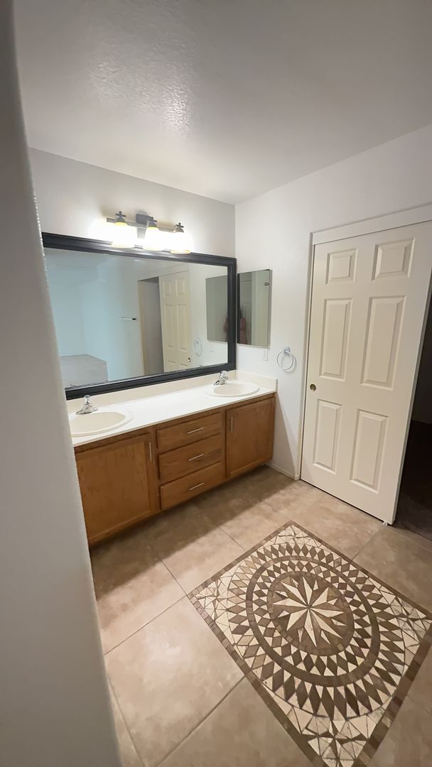 Building Photo - Very Nice 4 bedroom 2 1/2 Bath Home For Re...