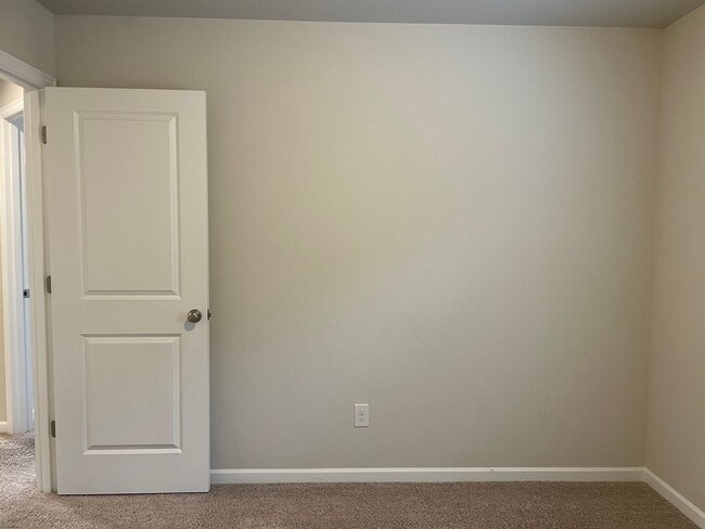 Building Photo - Beautiful 4 Bedroom 2.5 Bath Home Located ...