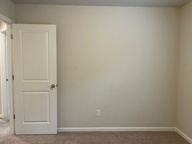 Building Photo - Beautiful 4 + Den Bedroom 2.5 Bath Home Lo...