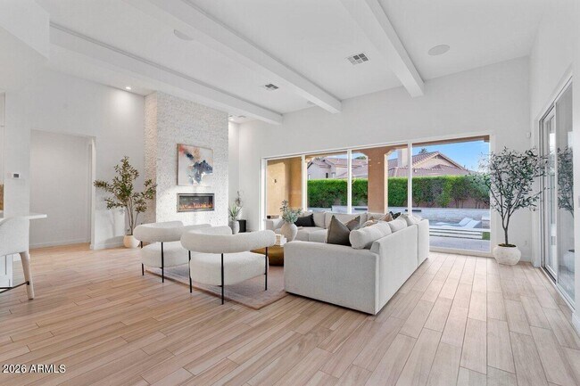 Building Photo - 5543 E Beryl Ave