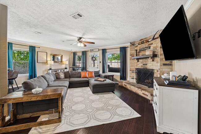 Building Photo - 6223 Vinewood Ln