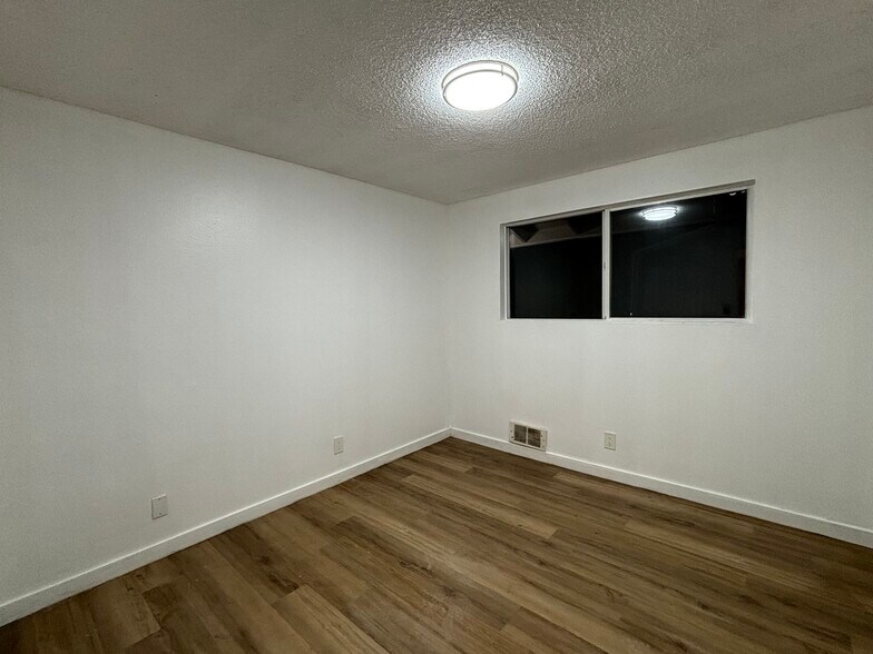 Building Photo - 13910 SE Newport Way