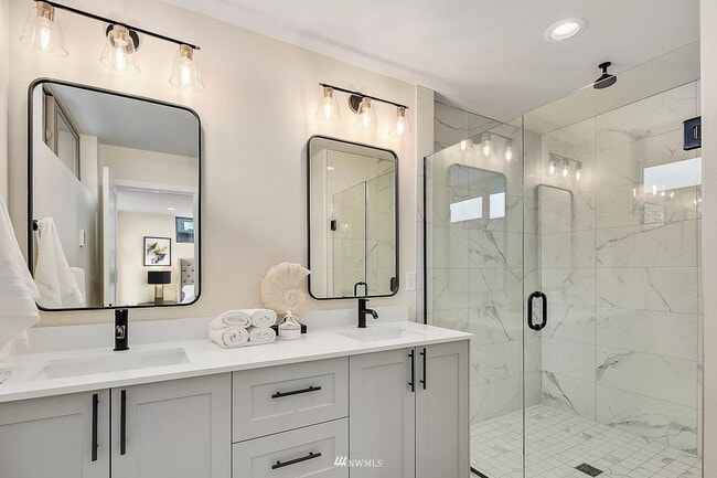 Building Photo - 3 year old Crown Hill townhome