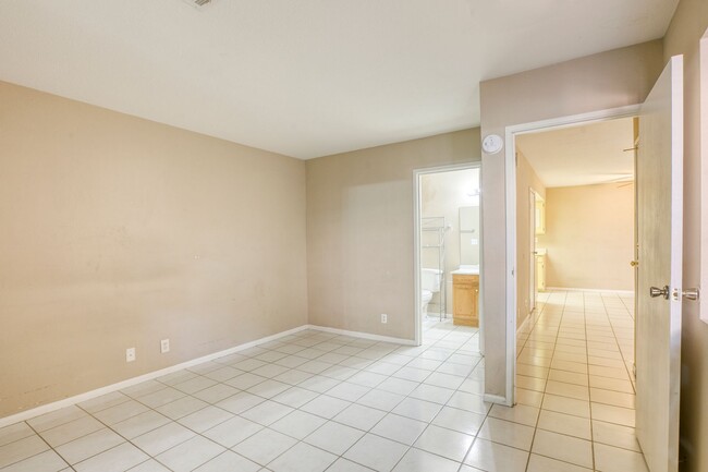 Building Photo - 1 Bed / 1 Bath Comfortable Townhome in Las...