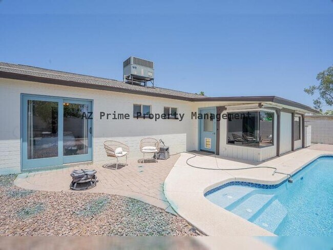 Building Photo - 2429 E Dahlia Dr