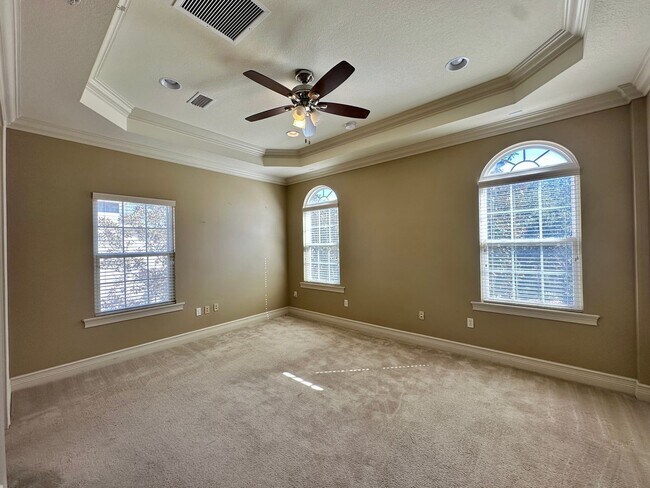 Building Photo - Spacious Haile Plantation Apartment – 3BR/...