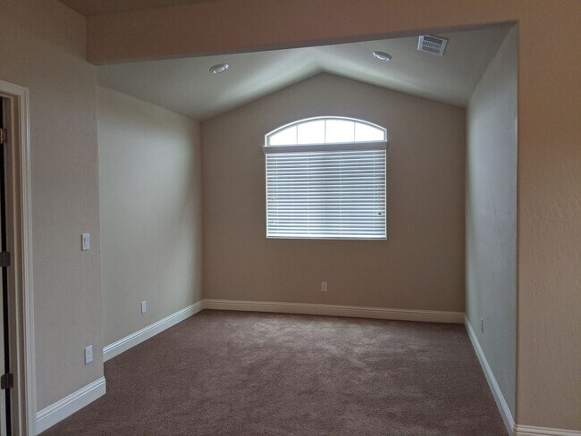 Building Photo - Newer construction home with open floor plan and nice upgrades. Clovis unified schools.