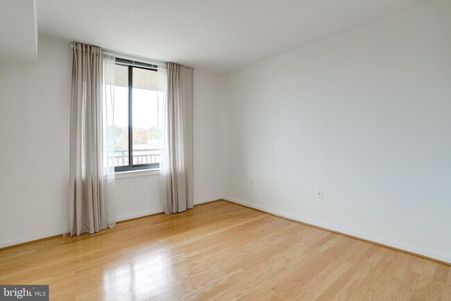 Building Photo - 2220 Fairfax Dr