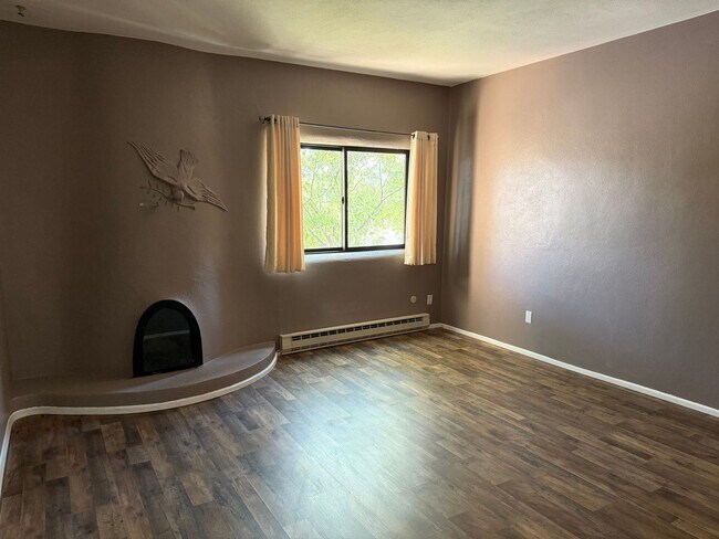 Building Photo - Townhome Near Old Town and Sawmill District