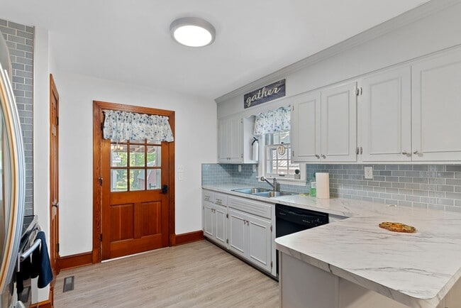 Building Photo - Brick 2-Bedroom Home Close to Farmville an...