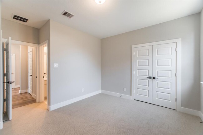 Building Photo - 2016 Woodland Park Ct