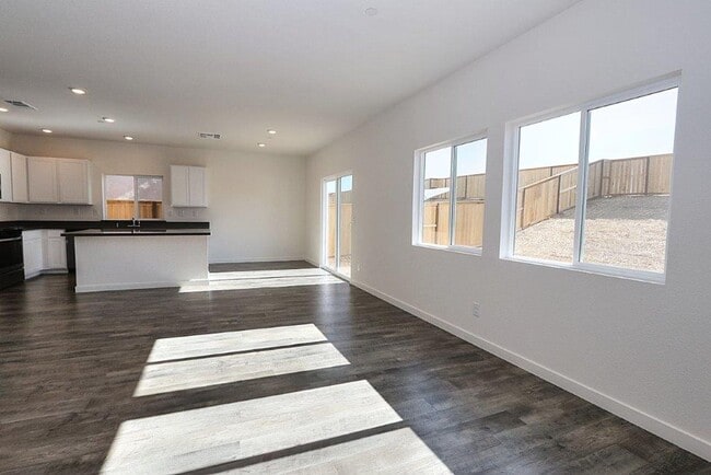 Building Photo - Beautiful Lincoln Home Available in May!