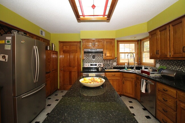 Building Photo - 4 Bed Home Premium Fixtures