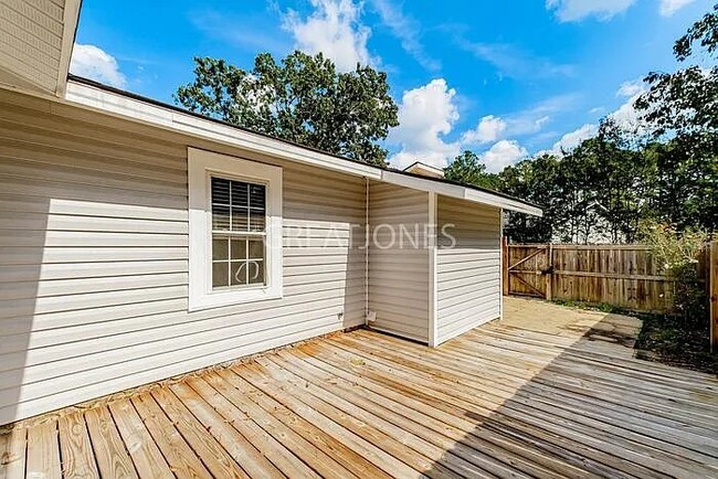 Building Photo - 3536 Torbay Dr